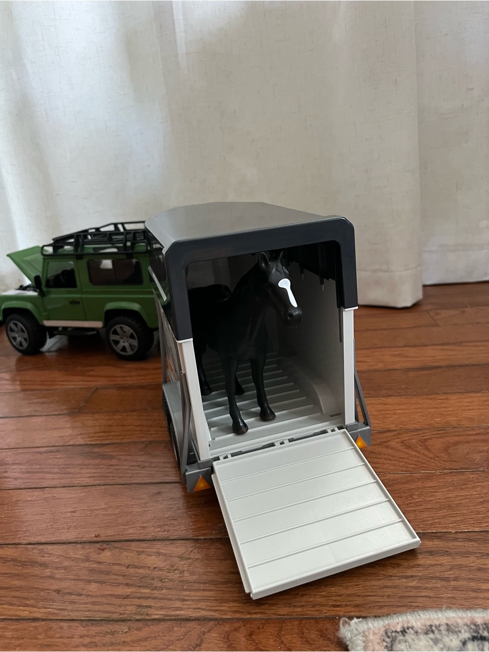 Bruder 02592 Land Rover Defender with Horse Trailer and Horse - Picture 3 of 4